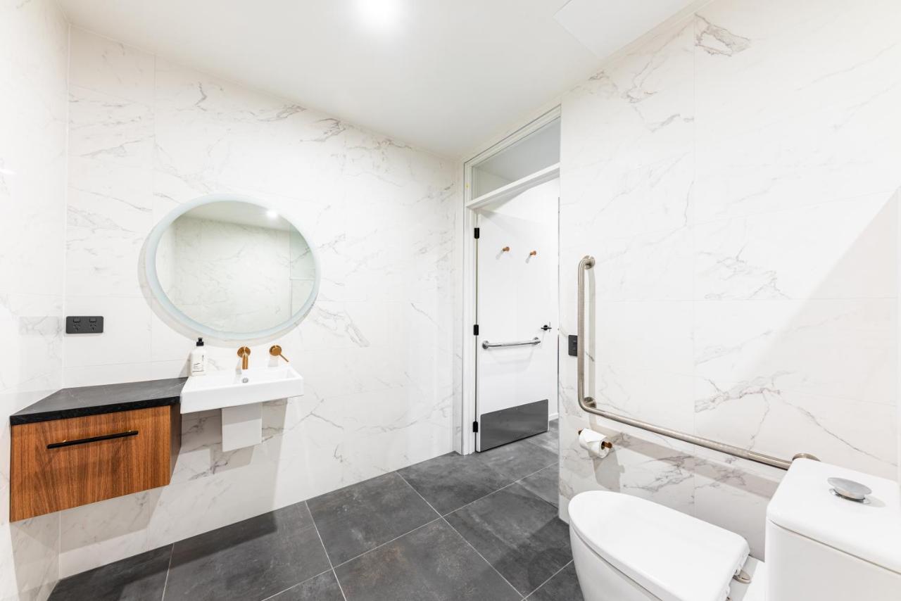 Galaxy Boutique Hotel เลคเทคาโป ภายนอก รูปภาพ A modern bathroom