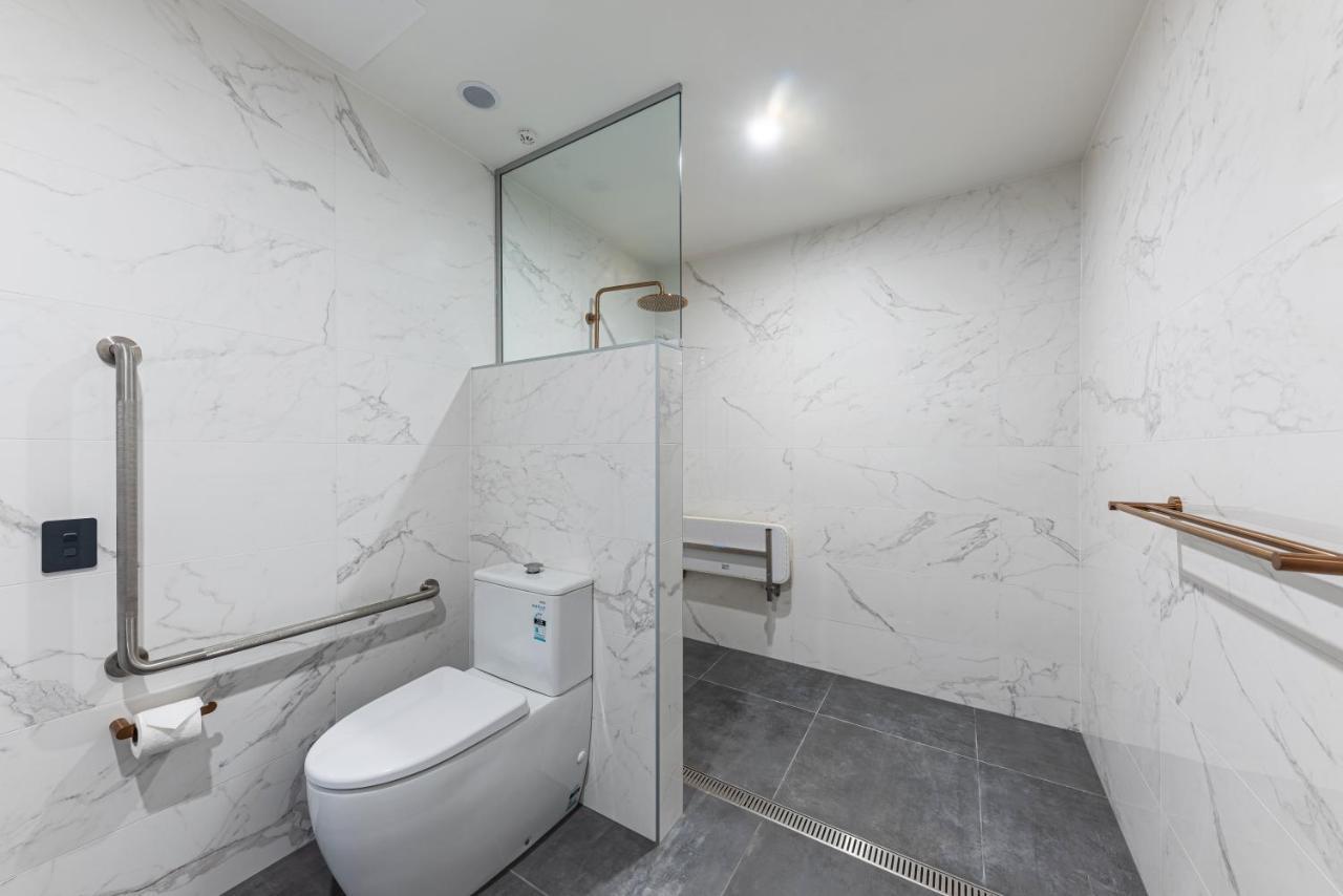 Galaxy Boutique Hotel เลคเทคาโป ภายนอก รูปภาพ A wet room in a residential bathroom