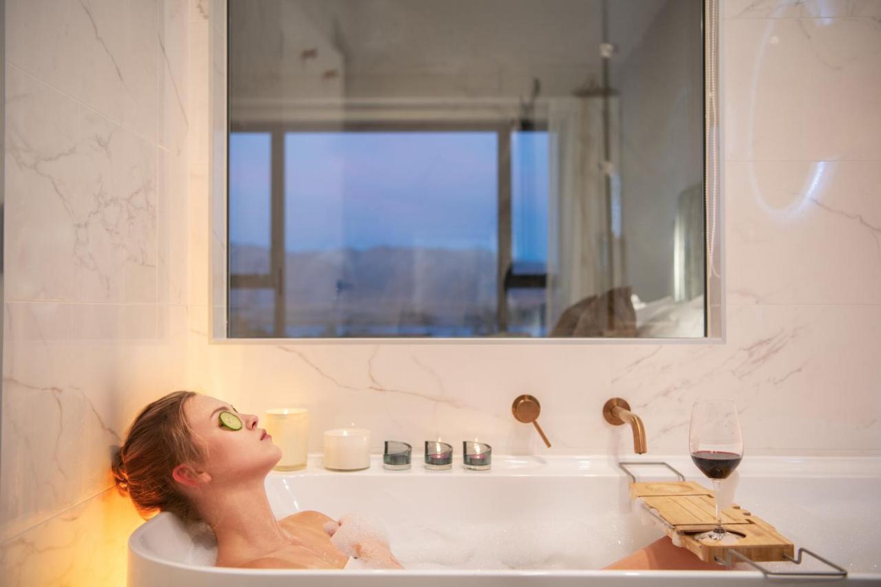 Galaxy Boutique Hotel เลคเทคาโป ภายนอก รูปภาพ A woman relaxing in a bathtub
